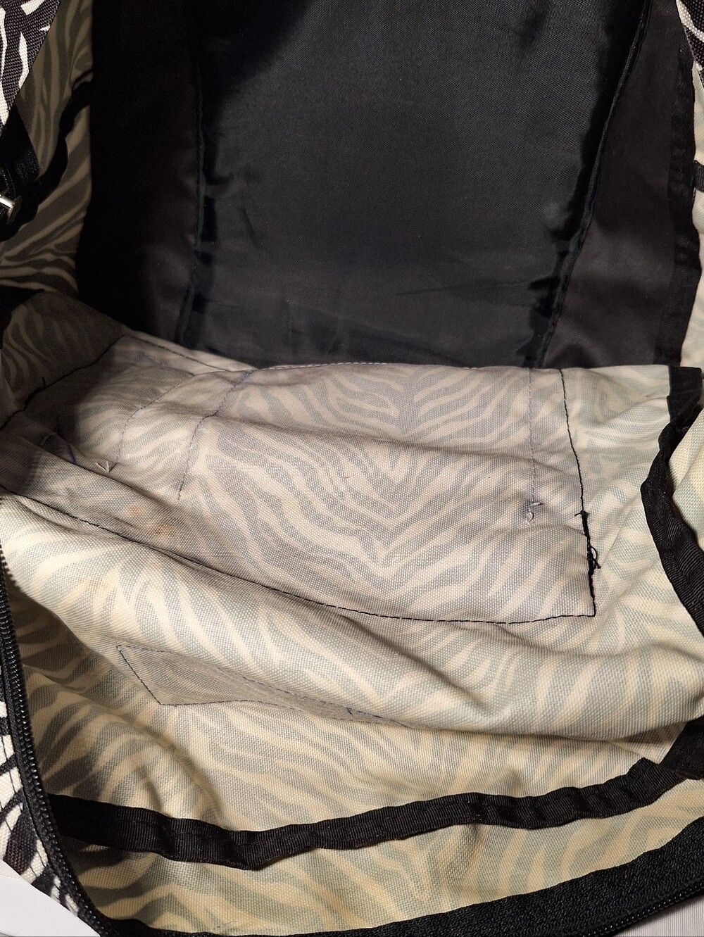 Jansport Backpack Zebra Black White w/ Purple Zipper Pulls - Picture 14 of 14